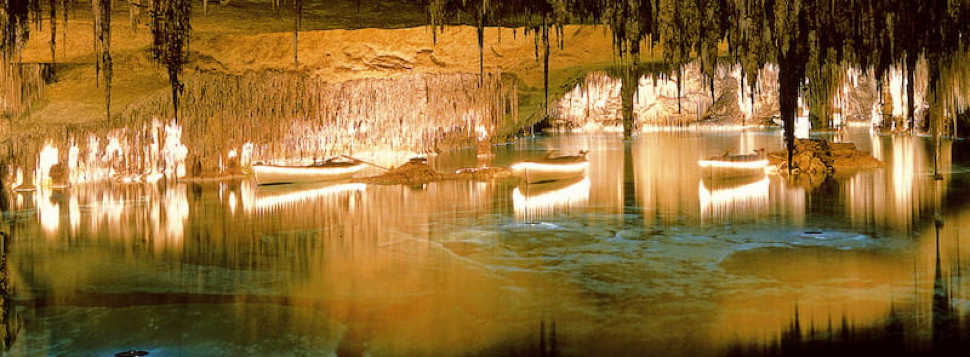 Un viaje al interior de las cuevas más bonitas de España